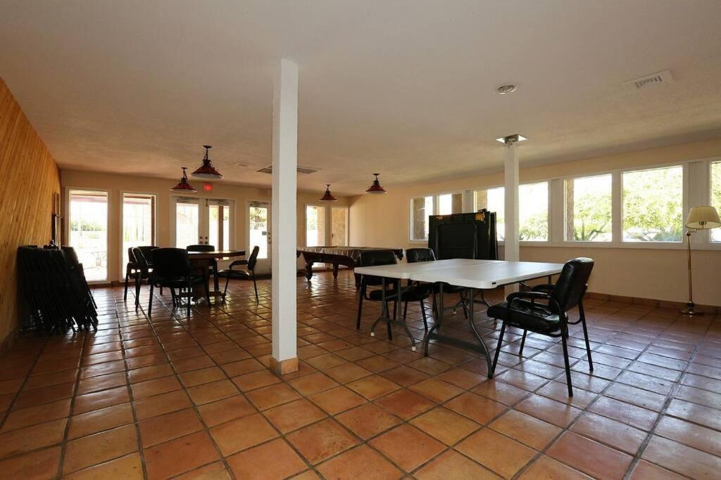Swim, Hike, Golf, Shop, View Golfers Frm Ur Patio. Apartment Scottsdale